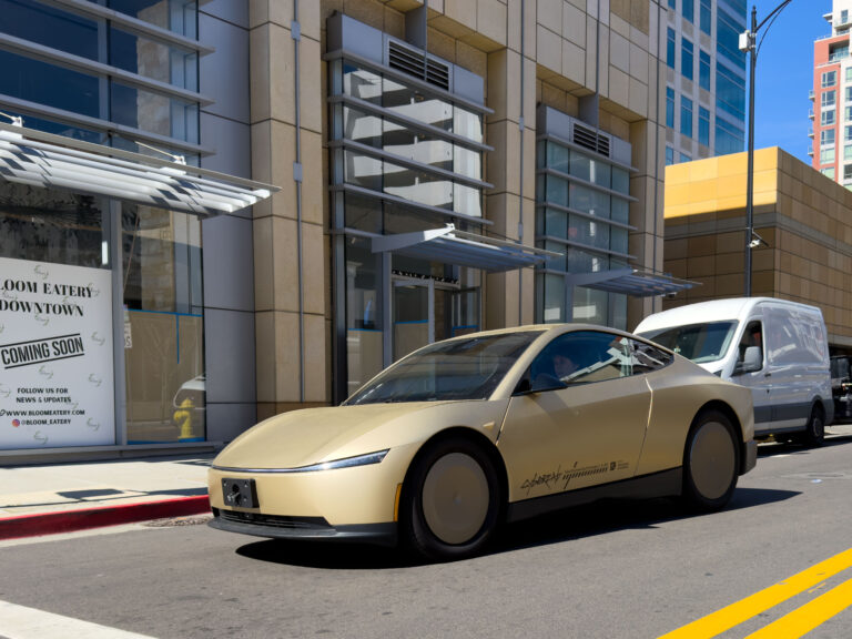 Robotaxi vs. taxi: Tesla v Evropě narazí na města