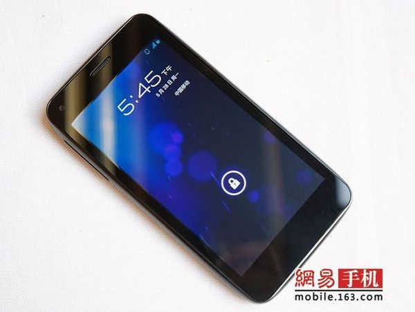 Alcatel odhalil budgetový OT986 s HD displejem a dual-corem